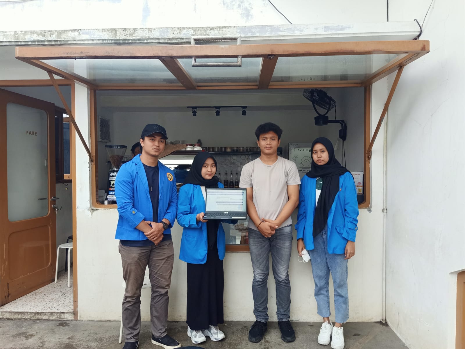 Berkat Kolaborasi dengan Mahasiswa Universitas Pamulang Cafe Tuan Rumah Mengalami Transformasi Digital